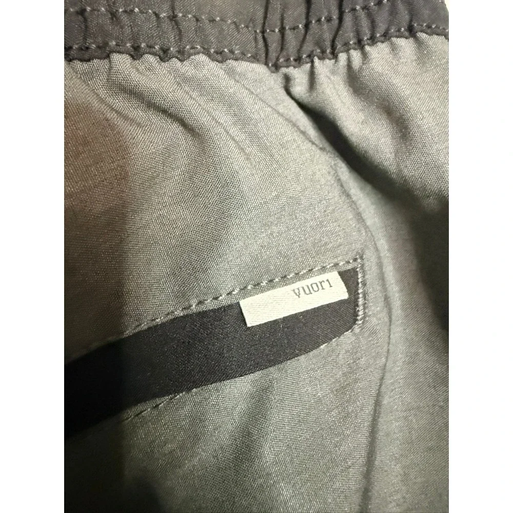 Vuori Banks Shorts Mens Small Charcoal Linear Stripe Grey Boardshorts V330 7in